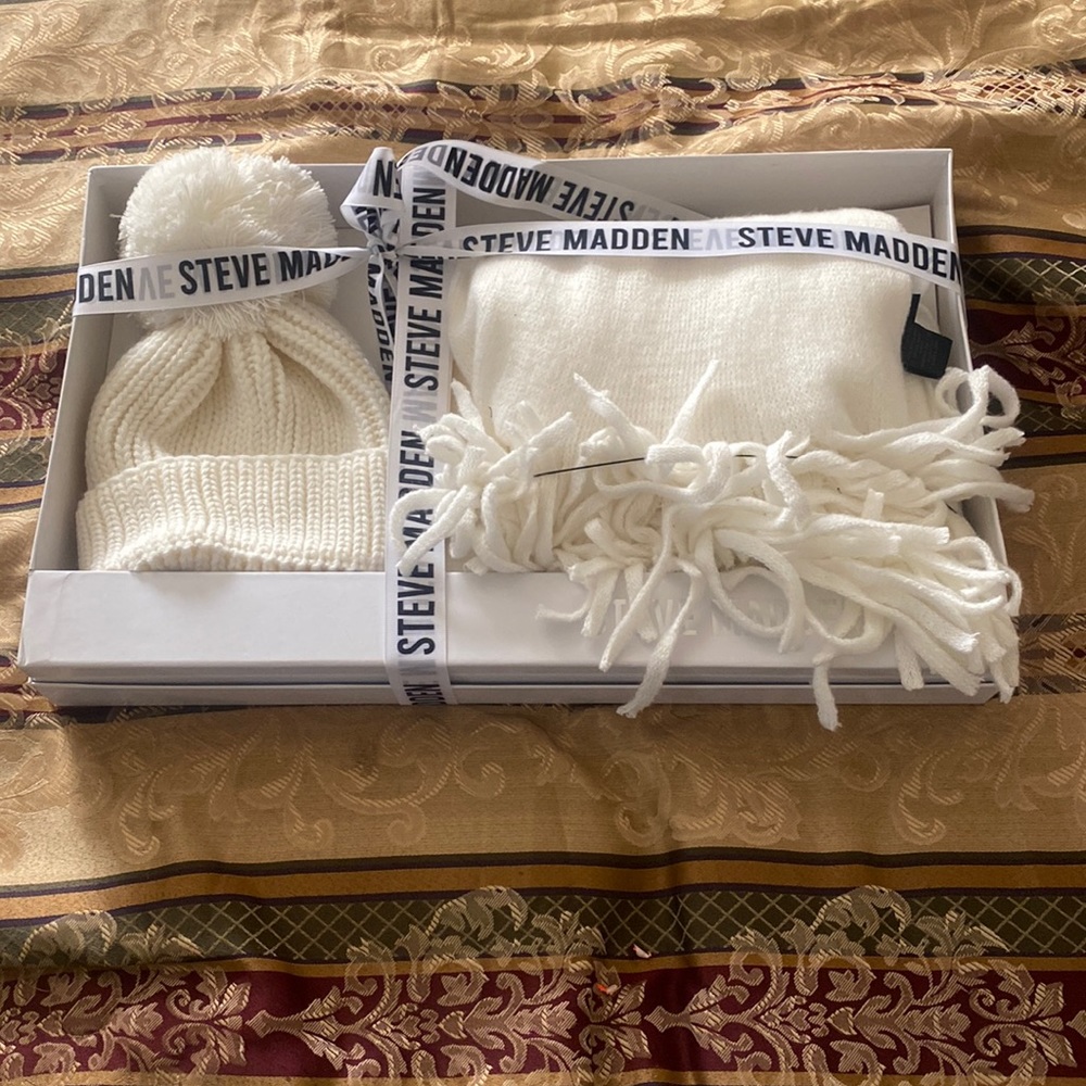 Womens hat and scarf set